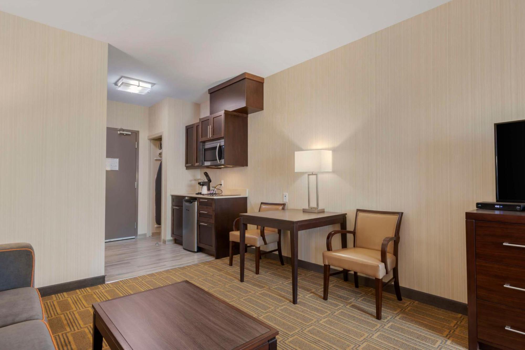 Best Western Plus Chateau Fort St. John Екстер'єр фото