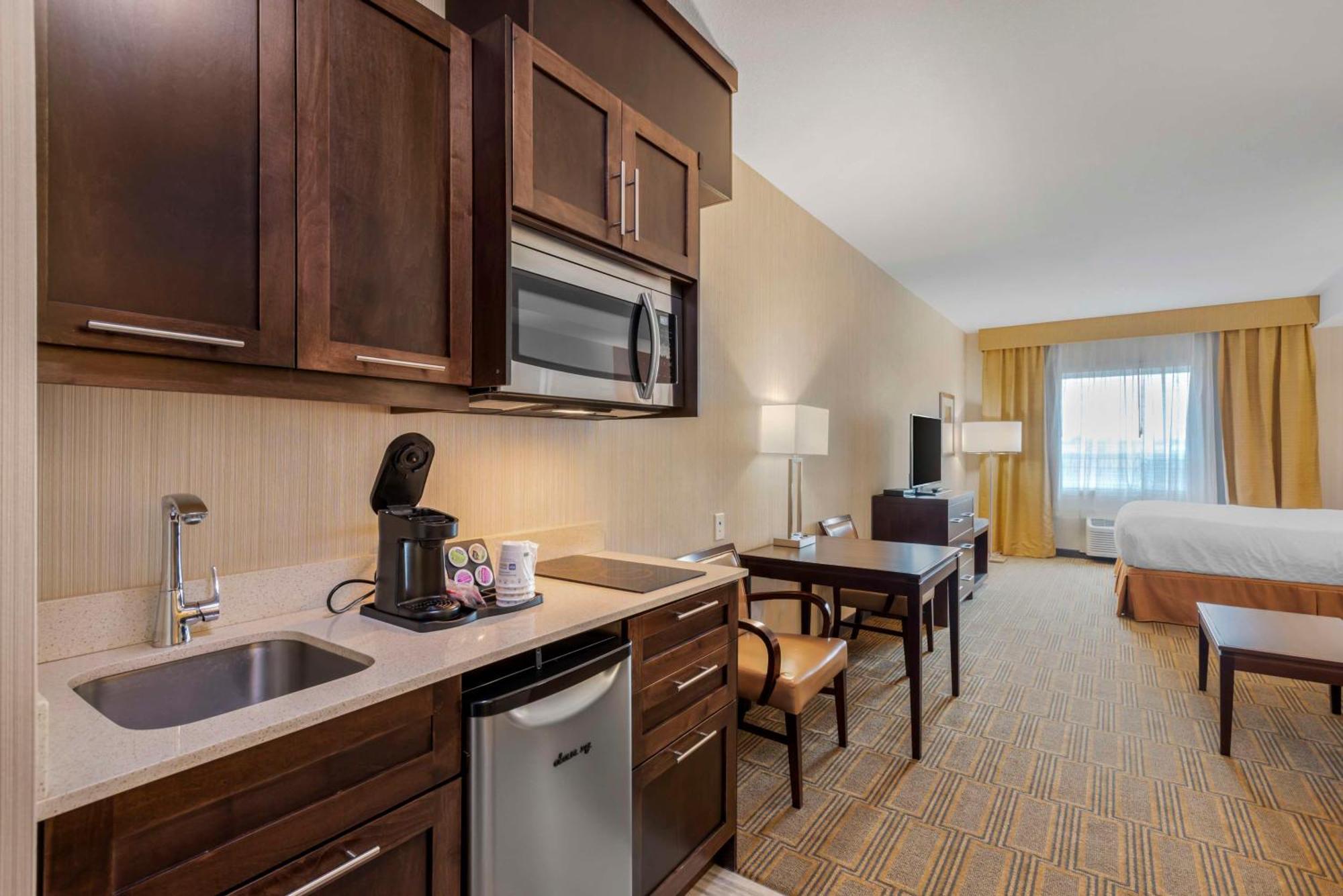 Best Western Plus Chateau Fort St. John Екстер'єр фото