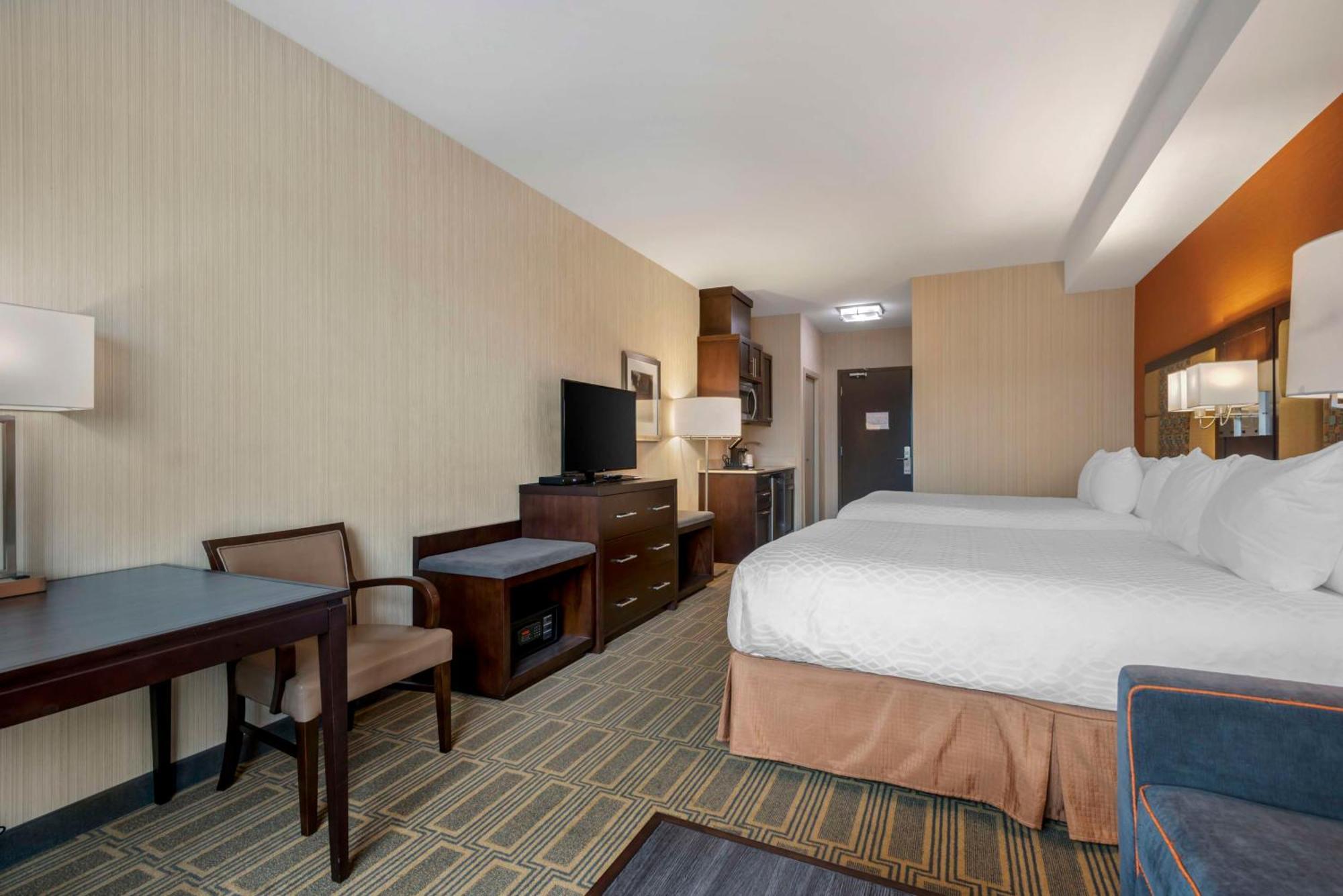 Best Western Plus Chateau Fort St. John Екстер'єр фото
