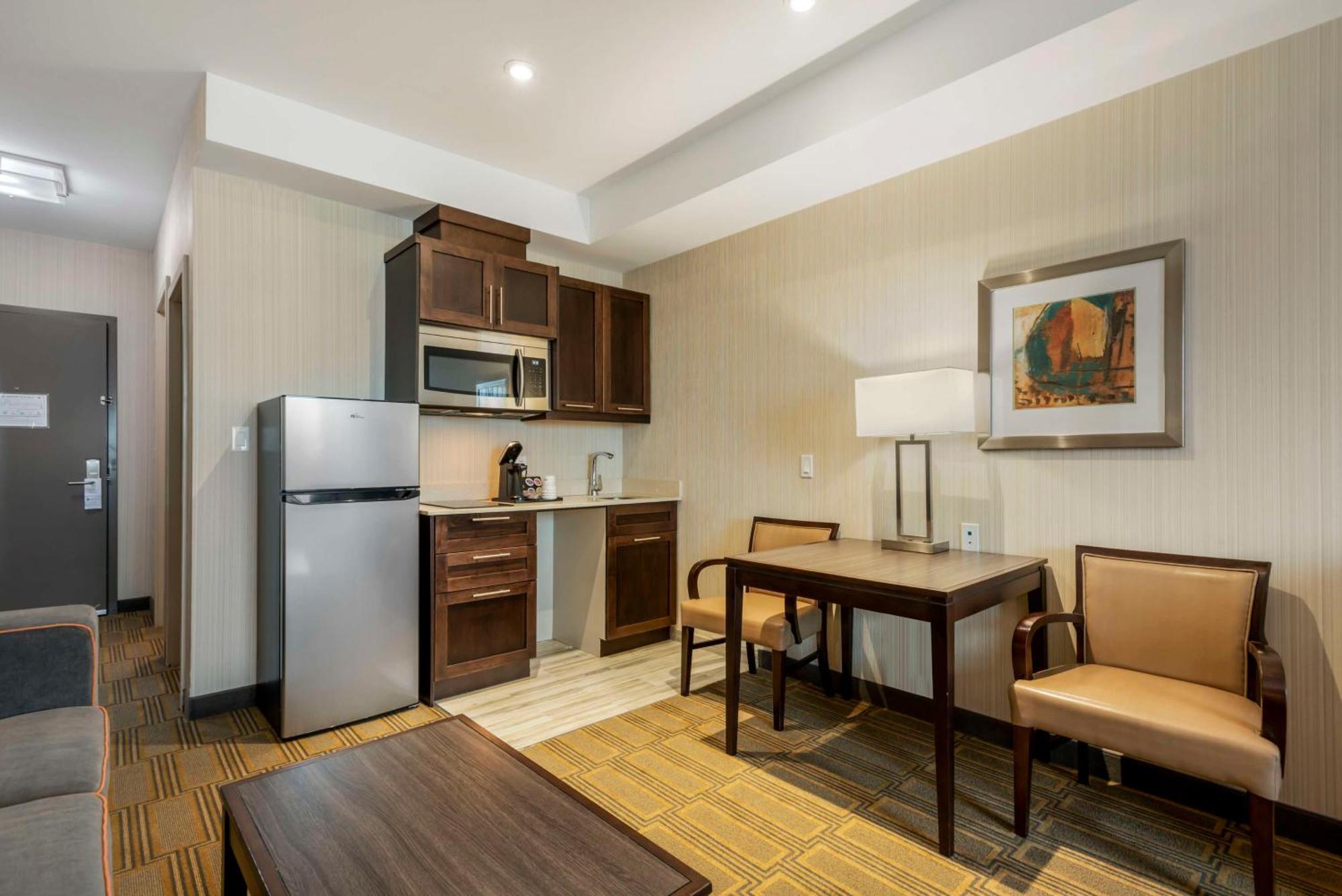 Best Western Plus Chateau Fort St. John Екстер'єр фото