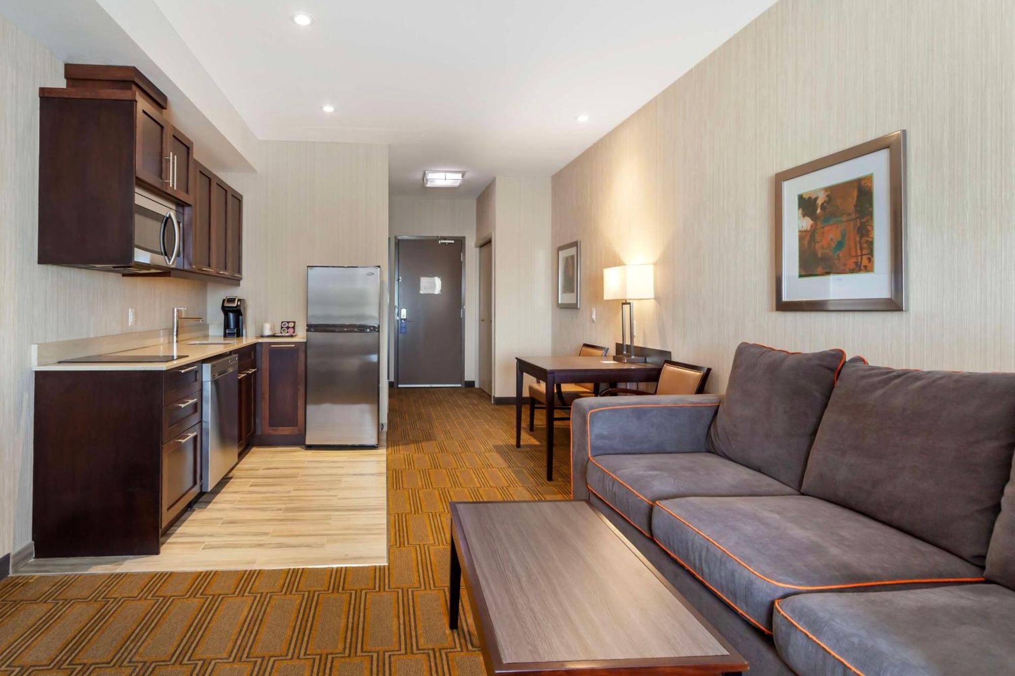 Best Western Plus Chateau Fort St. John Екстер'єр фото