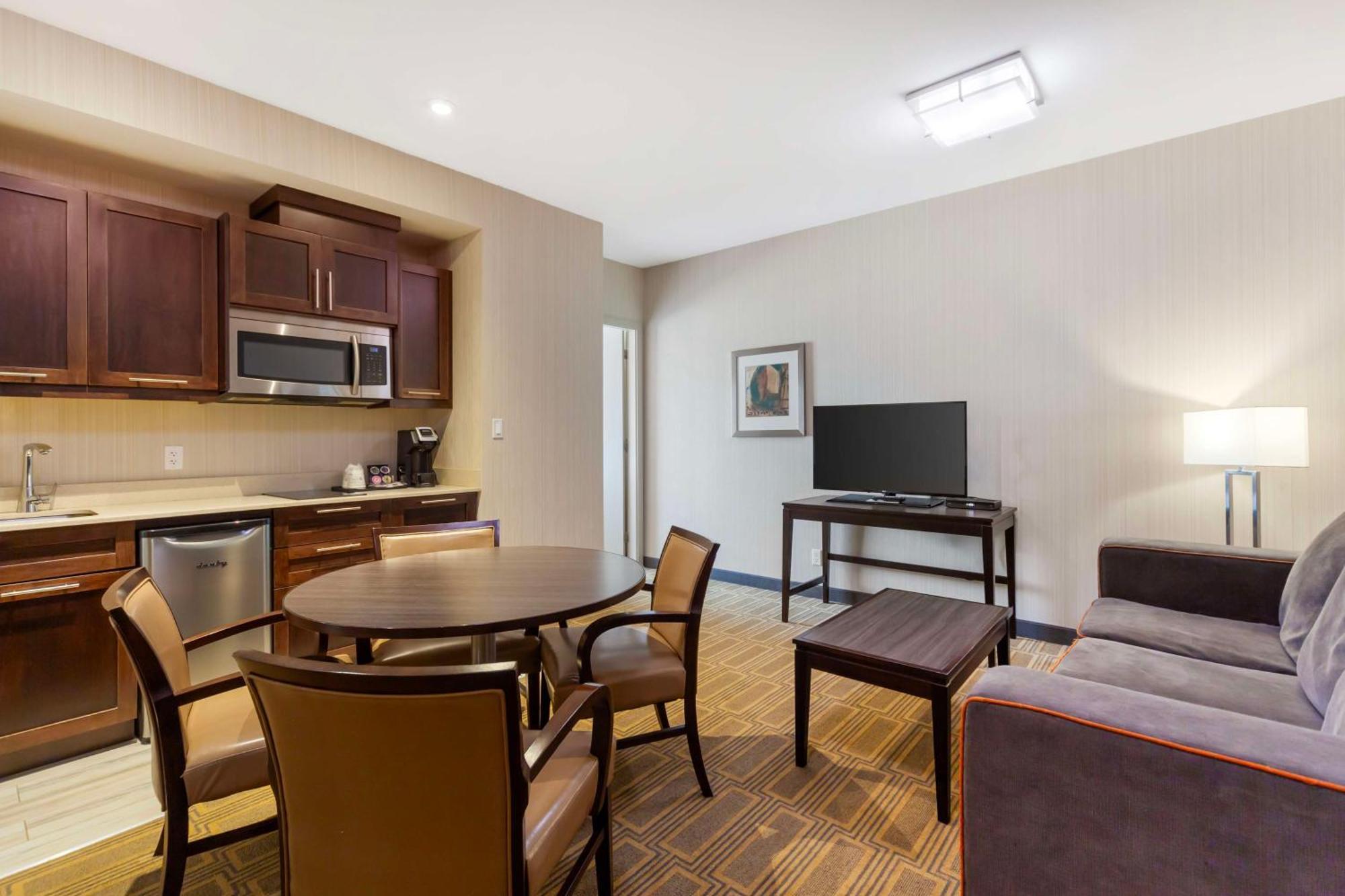 Best Western Plus Chateau Fort St. John Екстер'єр фото